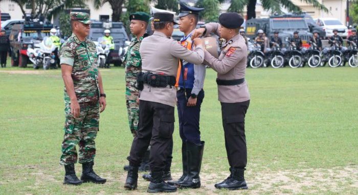 Kapolda Kaltim Irjen Pol Nanang Avianto Saat Sematkan Pin Pasukan Operasi Lilin Mahakam 2023, dalam rangka pengamanan Natal dan Tahun Baru di Lapangan Stalkuda M.Jasin Satbrimob Polda Kaltim, pada hari Senin (18/12/2023). Foto: BorneoFlash.com/Niken Sulastri.