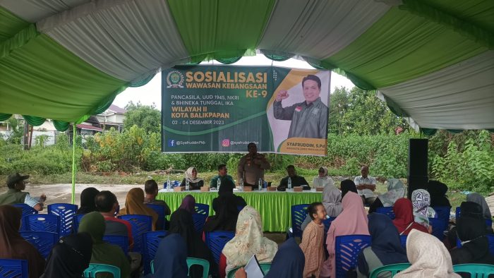 Kasat Binmas Polresta Balikpapan, AKP Joko Sunarto bertindak sebagai narasumber di Sosialisasi Wawasan Kebangsaan kepada warga RT 11 Jalan Bengawan Kelurahan Gunung Samarinda, Kecamatan Balikpapan Utara, pada hari Sabtu (2/12/2023) sore. Foto: BorneoFlash.com/Niken Sulastri.