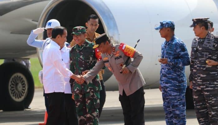 Kedatangan Presiden RI Jokowi disambut oleh PJ Gubernur Kaltim, Pangdam VI/Mulawarman, Kapolda Kaltim, Irjen Pol. Drs. Nanang Avianto, M.Si., Danlanal Balikpapan, dan Danlanud Balikpapan. Foto: HO/Humas Polda Kaltim.
