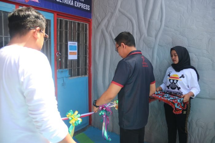 Kepala Kantor Wilayah Kemenkumham Kaltim, Gun Gun Gunawan meresmikan Rutari Laundry Rutan Kelas II A Samarinda, pada hari Jumat, (08/12/2023). Foto: BorneoFlash.com/Ist.