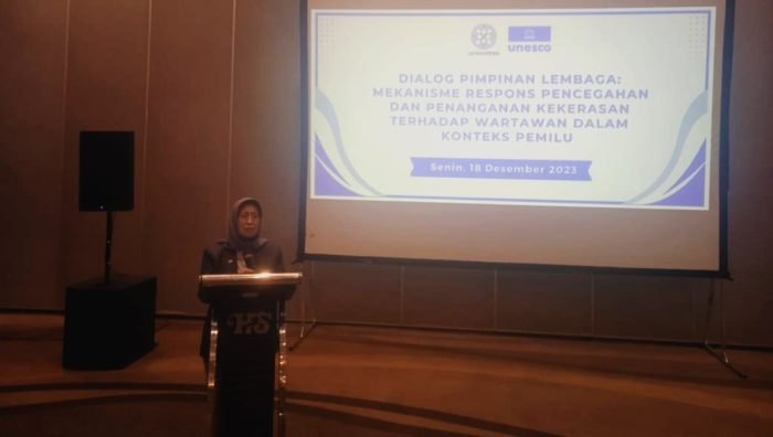 Ketua Dewan Pers Ninik Rahayu saat membuka acara dialog antar lembaga terkait Pemilu di Jakarta, Senin (18/12/2023). Foto: HO/Dewan Pers.