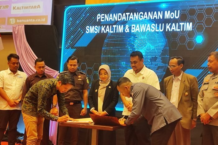 Ketua SMSI Kaltim Abdurrahman Amin dan Komisioner Bawaslu Kaltim Daini Rahmat menandatangani MoU. Foto: HO/SMSI Kaltim.