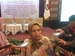 Komisioner KPU Balikpapan, Mega Fariany Ferry, pada Sosialisasi PKPU Nomor 25 Tahun 2023, di Swiss Belhotel Balikpapan, pada hari Sabtu (23/12/2023). Foto: BorneoFlash.com/Niken Sulastri.