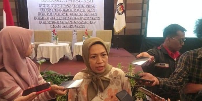 Komisioner KPU Balikpapan, Mega Fariany Ferry, pada Sosialisasi PKPU Nomor 25 Tahun 2023, di Swiss Belhotel Balikpapan, pada hari Sabtu (23/12/2023). Foto: BorneoFlash.com/Niken Sulastri.