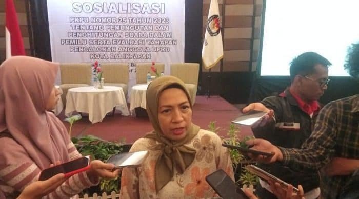 Komisioner KPU Balikpapan, Mega Fariany Ferry, pada Sosialisasi PKPU Nomor 25 Tahun 2023, di Swiss Belhotel Balikpapan, pada hari Sabtu (23/12/2023). Foto: BorneoFlash.com/Niken Sulastri.