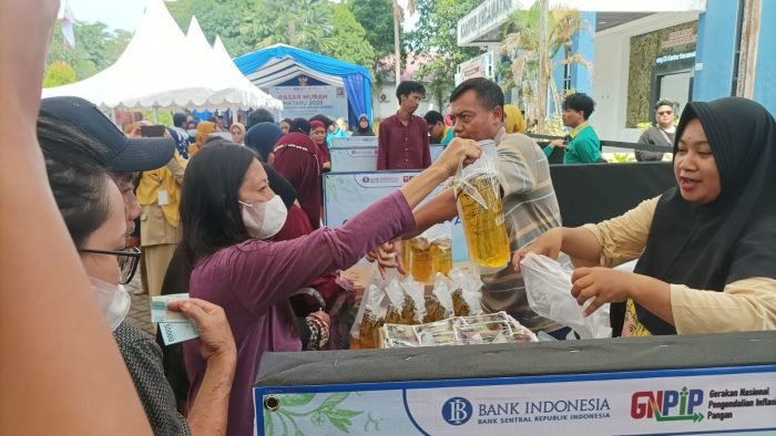 Pasar murah yang berlangsung di Kecamatan Balikpapan Selatan, pada hari Senin (11/12/2023). Foto: BorneoFlash.com/Niken Sulastri.