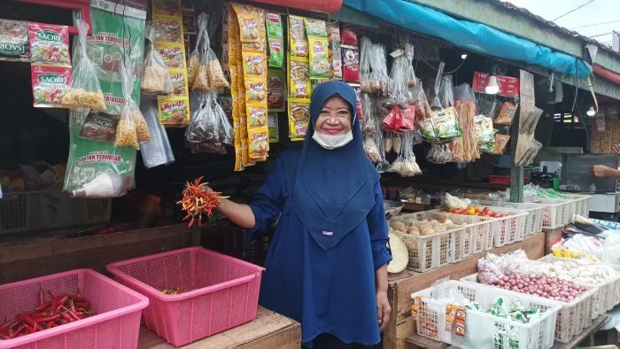 Rini, Pedagang di pasar Sepinggan Balikpapan yang Menjual bahan pangan. Foto: BorneoFlash.com/Niken Sulatri.