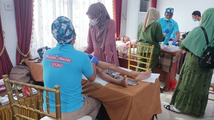 Pelaksanaan khitan gratis anak sholeh yang berlangsung di Aula Rumah Jabatan Wali Kota Balikpapan, pada hari Minggu (17122023). Foto BorneoFlash.comNiken Sulastri.