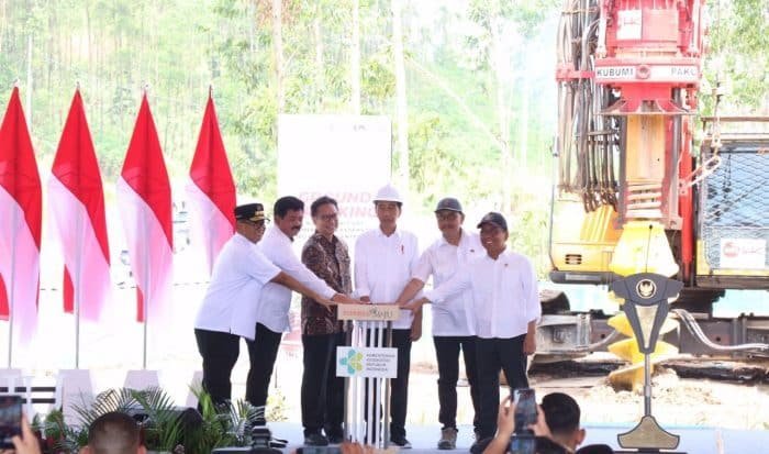 Peletakan batu pertama (Groundbreaking) oleh Presiden Jokowi untuk memulai pembangunan Rumah Sakit Umum Pusat (RSUP) di Ibu Kota Nusantara (IKN), Penajam Paser Utara, Kalimantan Timur pada Rabu, (20/12/2023). Foto: HO/Humas Polda Kaltim.