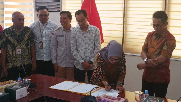 Penandatanganan Ketua Bawaslu Balikpapan, Wasanti di Ruang Rapat I Balai Kota Balikpapan, pada hari Jumat (8/12/2023). Foto: BorneoFlash.com/Niken Sulastri.