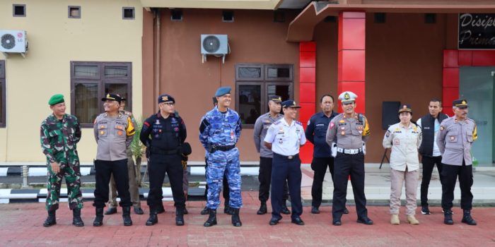 Polres Kubar lakukan apel gabungan personel yang bertujuan mengamankan perayaan malam Natal bersama 2023, di seluruh tempat gereja-gereja yang ada di Kabupaten Kubar, Minggu (24/12/2023), sore. Foto: HO/Humas Polres Kubar.