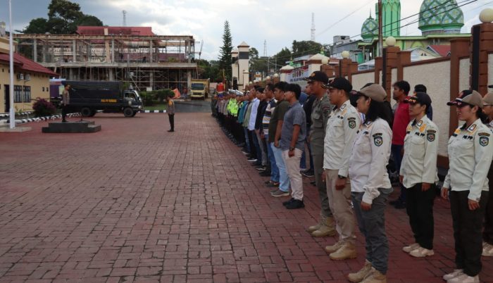 Polres Kubar lakukan apel gabungan personel yang bertujuan mengamankan perayaan malam Natal bersama 2023, di seluruh tempat gereja-gereja yang ada di Kabupaten Kubar, Minggu (24/12/2023), sore. Foto: HO/Humas Polres Kubar.