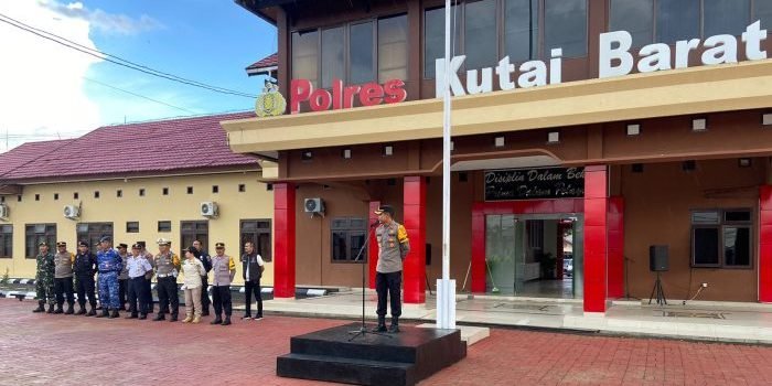 Wakapolres Kutai Barat Kompol Ahmad Abdullah, Pimpin Apel gabungan personel yang mengamankan perayaan malam Natal bersama 2023, di seluruh tempat gereja-gereja yang ada di Kabupaten Kubar, Minggu (24/12/2023), sore. Foto: HO/Humas Polres Kubar.