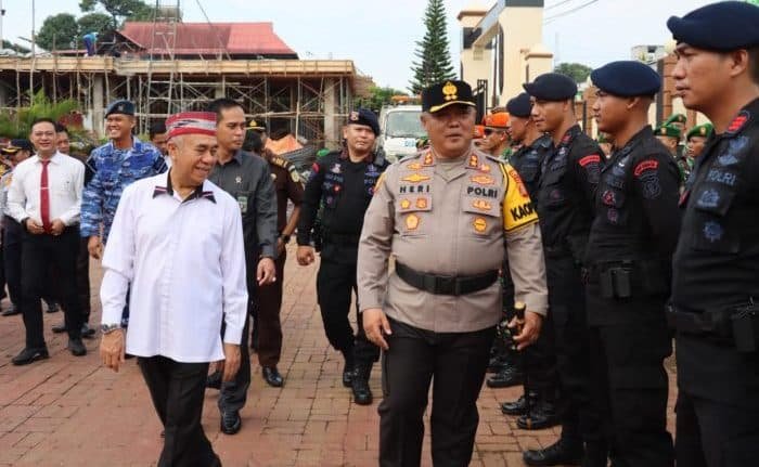 Polres Kubar melaksanakan apel gelar pasukan Operasi Lilin Mahakam 2023 dalam rangka pengamanan Natal dan tahun baru (Nataru), Rabu (20/12/2023). Foto: HO/Humas Polres Kubar.