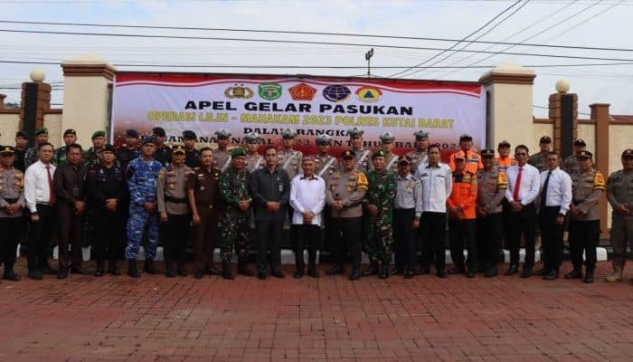 Polres Kubar melaksanakan apel gelar pasukan Operasi Lilin Mahakam 2023 dalam rangka pengamanan Natal dan tahun baru (Nataru), Rabu (20/12/2023). Foto: HO/Humas Polres Kubar.