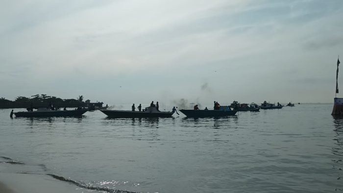 Puluhan kapal nelayan mengikuti Balikpapan Fishing Festival atau Balikpapan Bahari Festival, di Pantai Monumen pada hari Sabtu (16/12/2023). Foto: BorneoFlash.com/Niken Sulastri.