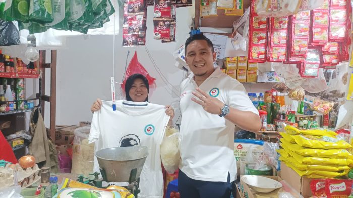 RAPI menyapa langsung para pedagang pasar baru membagikan kaos berwarna putih bergambar wajah Calon Presiden RI nomor urut 3 Ganjar Pranowo. Foto: BorneoFlash.com/Niken Sulastri.