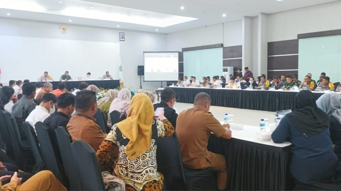 Rapat koordinasi wilayah dan pengamanan digelar di Hotel Royal Suite, pada hari Senin (18/12/2023). Foto: BorneoFlash.com/Niken Sulastri.