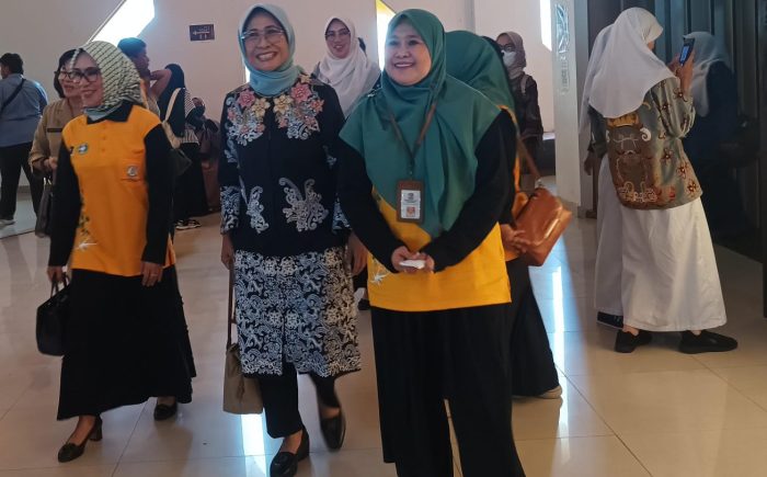 Wakil Ketua Komisi X DPR RI, Dr Ir Hetifah Sjaifudian, MPP., saat menghadiri Puncak Peringatan Hari Aksara Internasional Tahun 2023, di Gedung Kesenian pada hari Selasa (12/12/2023). Foto: BorneoFlash.com/Niken Sulastri.
