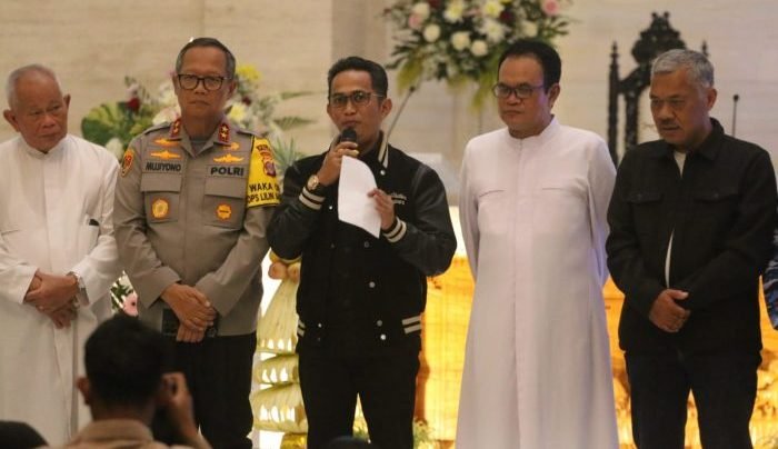 Wali Kota Balikpapan H Rahmad Mas'ud bersama Wakapolda Kalimantan Timur Brigjen Pol Mujiyono serta Forkopimda Kota Balikpapan meninjau Gereja Santa Theresia Balikpapan, Wali Kota Balikpapan H Rahmad Mas'ud bersama Wakapolda Kalimantan Timur Brigjen Pol Mujiyono serta Forkopimda Kota Balikpapan meninjau Gereja Santa Theresia Balikpapan, pada hari Minggu (24/12/2023) malam. Foto: BorneoFlash.com/Niken Sulastri.