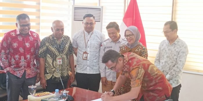 Wali Kota Balikpapan H Rahmad Mas'ud dengan Ketua KPU Balikpapan, Noor Thoha dan Ketua Bawaslu Balikpapan, Wasanti, saat melakukan penandatanganan, di Ruang Rapat I Balai Kota Balikpapan, pada hari Jumat (8/12/2023). Foto: BorneoFlash.com/Niken Sulastri.