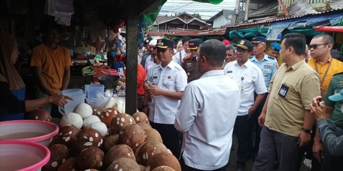 Jelang Nataru, Wali Kota Sidak Pasar Tradisional dan Minimarket Pastikan Harga Pangan Stabil dan Keamanan Parcel