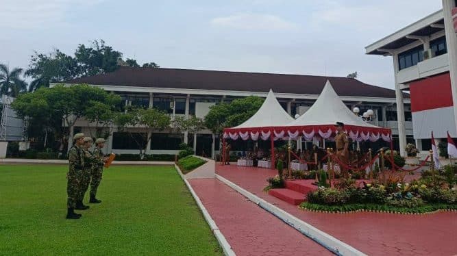 Wali Kota Balikpapan H Rahmad Mas'ud saat memimpin upacara bela negara, di halaman balai kota Balikpapan, pada hari Selasa (19/12/2023). Foto: BorneoFlash.com/Ist.