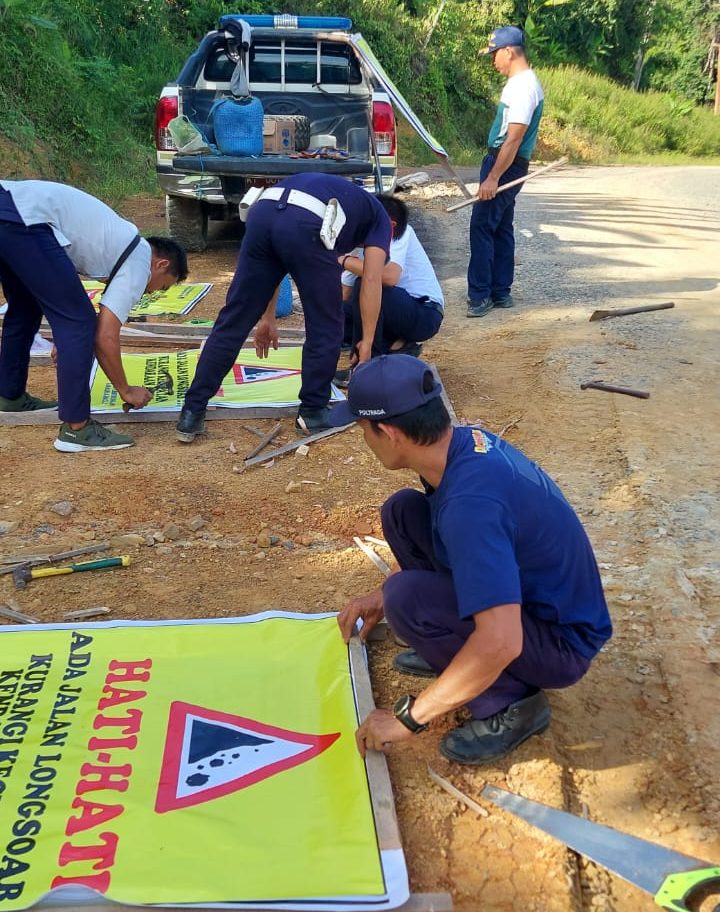 Pemasangan Papan Peringatan di beberapa titik rawan Longsor