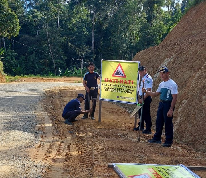 Pemasangan Rambu Peringatan Longsor di Arah Ubil Mambes oleh Dishub Mahulu