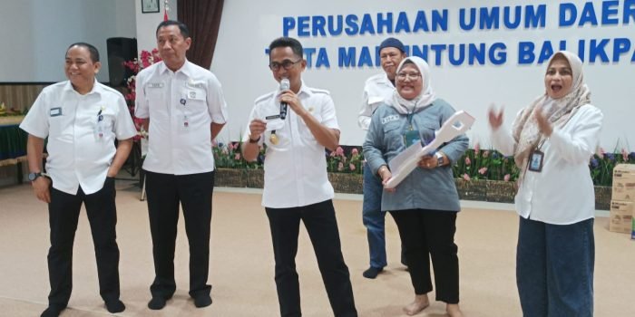 HUT ke-3 PTMB: Wali Kota Tekankan Pentingnya Perbaikan dan Pelayanan Maksimal dan Wali Kota Balikpapan memberikan hadiah kepada pemenang doorprize dalam perayaan HUT ke-3 PTMB di Aula PTMB pada hari Rabu, 27 Desember 2023.