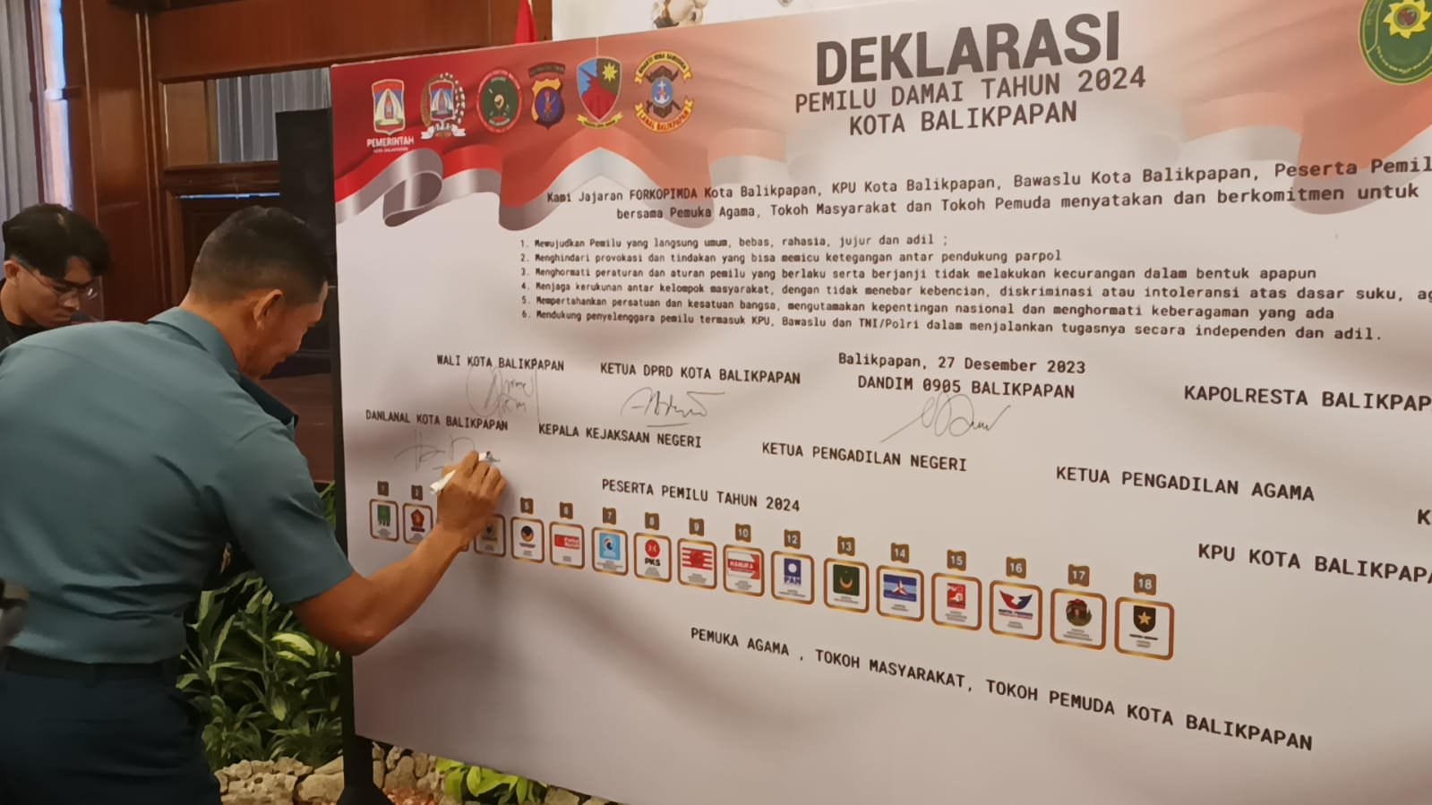 Penandatangan komitmen bersama menegaskan keseragaman komitmen seluruh masyarakat Balikpapan dalam menjaga kelancaran pemilu tanpa menciptakan konflik berbasis suku, agama, atau ras (SARA).
