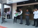 Wali Kota Balikpapan Rahmad Mas'ud saat menerima bantuan dari Kepala Pelaksana BPBD Provinsi Kaltim, Agus Tianur, di Halaman Kantor BPBD Balikpapan, pada hari Rabu (27/12/2023).