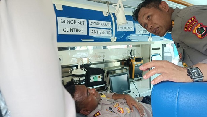 Kapolres Jayapura AKBP Fredrickus WA Maclarimboen saat dirawat usai terkena lemparan batu saat kericuhan pengantaran jenazah Lukas Enembe. Foto: /Istimewa