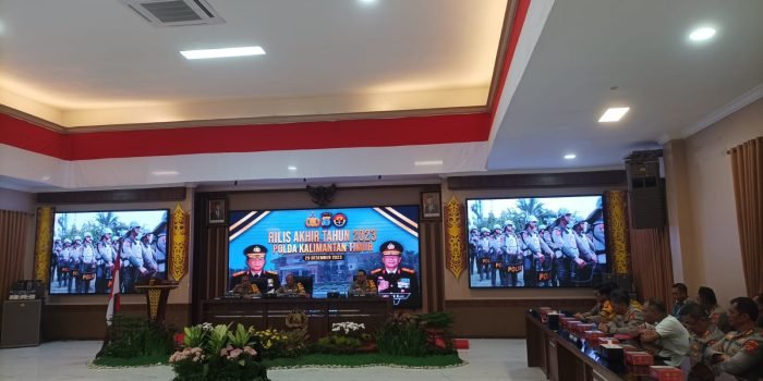 Irjen Pol Drs Nanang Avianto, M.Si, Kapolda Kaltim, memimpin acara rilis akhir tahun Polda Kaltim Tahun 2023 di Gedung Mahakam Polda Kaltim pada Jumat, 29 Desember 2023.