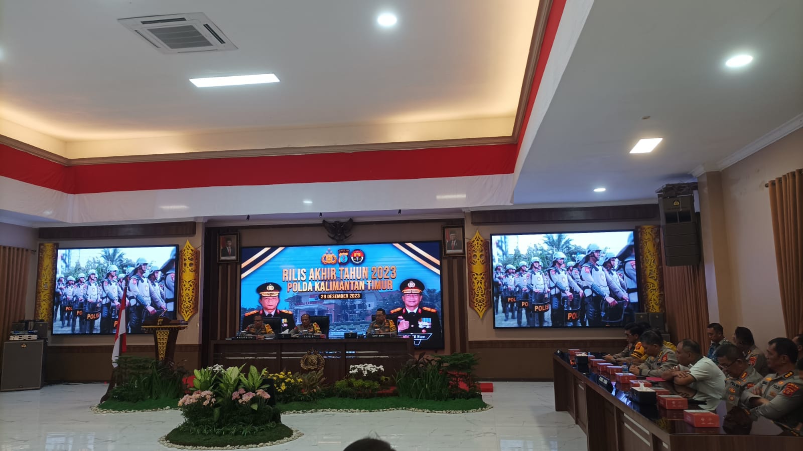 Irjen Pol Drs Nanang Avianto, M.Si, Kapolda Kaltim, memimpin acara rilis akhir tahun Polda Kaltim Tahun 2023 di Gedung Mahakam Polda Kaltim pada Jumat, 29 Desember 2023.