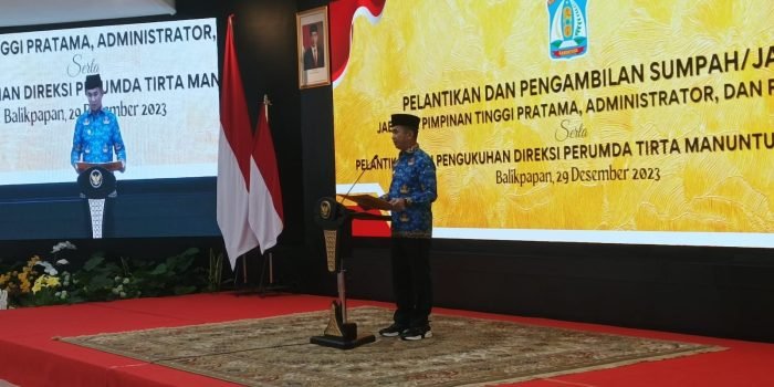 Wali Kota Balikpapan H Rahmad Mas'ud melantik dan mengambil sumpah jabatan bagi 59 Pegawai Negeri Sipil (PNS) yang menempati posisi pimpinan tinggi pratama, administrator, dan jabatan pengawas di lingkungan Pemerintah Kota (Pemkot) Balikpapan. Acara ini b