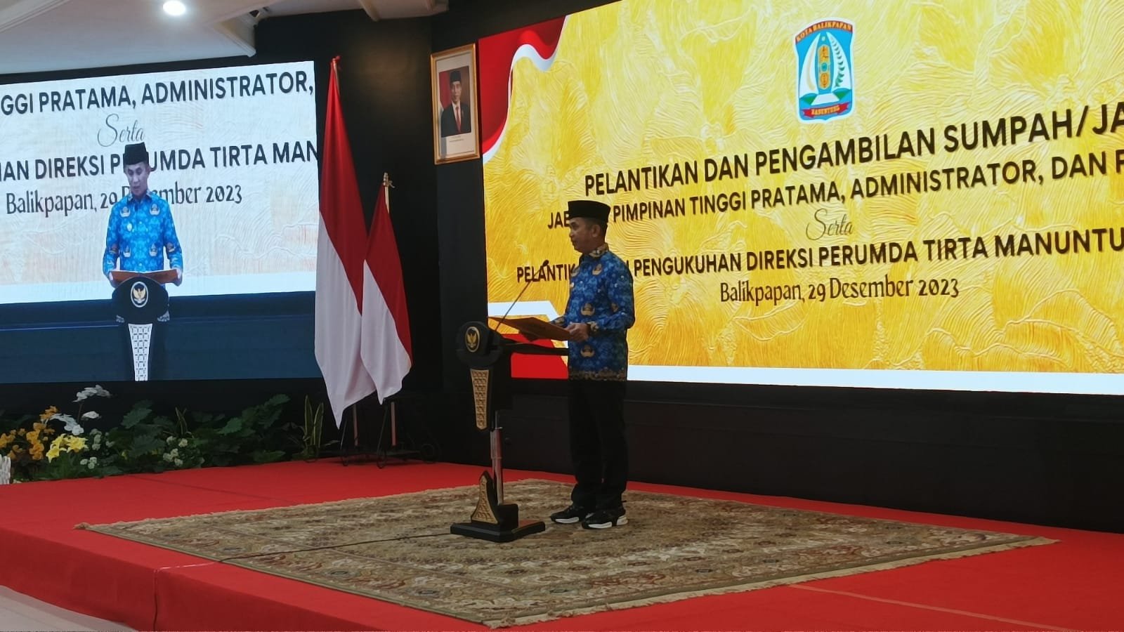 Wali Kota Balikpapan H Rahmad Mas'ud melantik dan mengambil sumpah jabatan bagi 59 Pegawai Negeri Sipil (PNS) yang menempati posisi pimpinan tinggi pratama, administrator, dan jabatan pengawas di lingkungan Pemerintah Kota (Pemkot) Balikpapan. Acara ini berlangsung di Auditorium Balai Kota Balikpapan pada hari Jumat (29/12/2023).