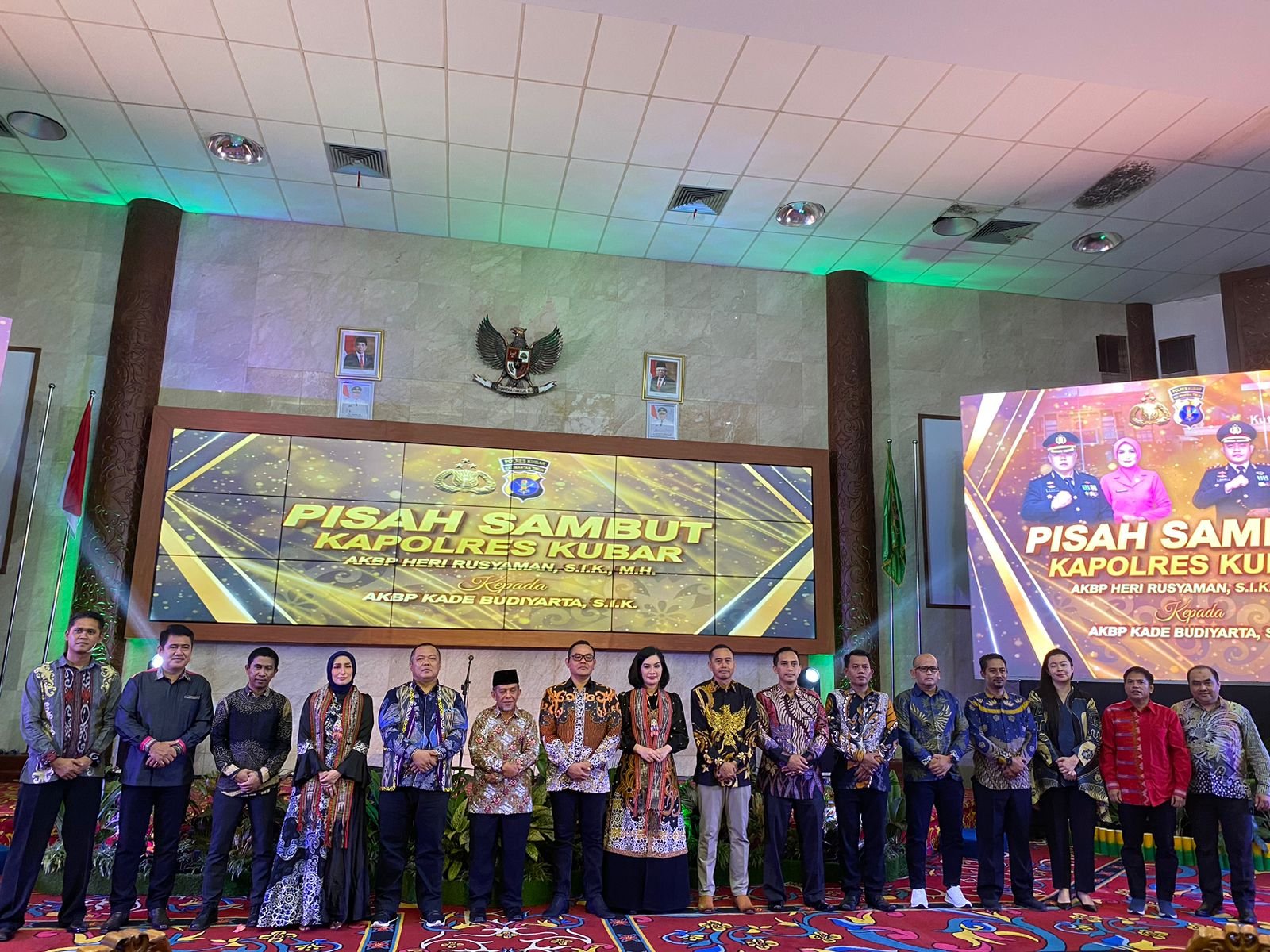 Suasana haru dan penuh keakraban memeriahkan acara pisah sambut Kapolres Kutai Barat di Pendopo AJI Tulur Jejangkat (ATJ) Sendawar, Kabupaten Kutai Barat pada malam Sabtu, 30 Desember 2023.