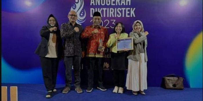 (ki-ka) Ketua LPPM, Kabiro Umum dan Akademik, Rektor, Wakil Rektor Bidang Akademik, dan Koordinator Pusat International Office ITK. Foto: HO/ITK.