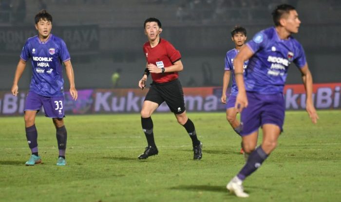 wasit asal Jepang Pimpin pertandingan pekan ke-22 BRI Liga 1 2023/2024. Foto: HO/pssi.org