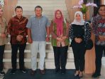 Anggota Komisi IV DPRD Kota Balikpapan, Wiranata Oey bersama Komisi IV DPRD Kota Samarinda, di Kantor DPRD Kota Balikpapan, Senin (15/1/2024). Foto: BorneoFlash.com/Niken Sulastri.