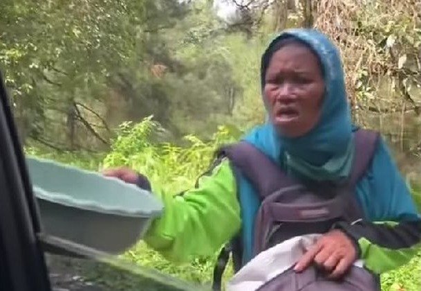 Baldiah, pengemis viral yang setelah ditelusuri Satpol PP Bogor memiliki keterbatasan mental dan tidak mengalami KDRT. Foto: HO/Tangkapan layar instagram.