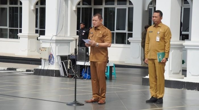 Bupati Paser Fahmi Fadli saat Acara pelepasan siswa-siswi asal Kabupaten Paser untuk mengikuti pelatihan berbasis kompetensi dan bersertifikasi di Balai Latihan Kerja (BLK) Industri Balikpapan di Halaman Kantor Bupati Paser, Senin (29/1/2024). Foto: BorneoFlash.com/Joe.