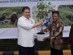 Ceremonial bersama Airlangga Hartarto (Menteri Koordinator Bidang Perekonomian Republik Indonesia) di program penanaman 5.000 pohon bersama Cargill. Foto: HO.