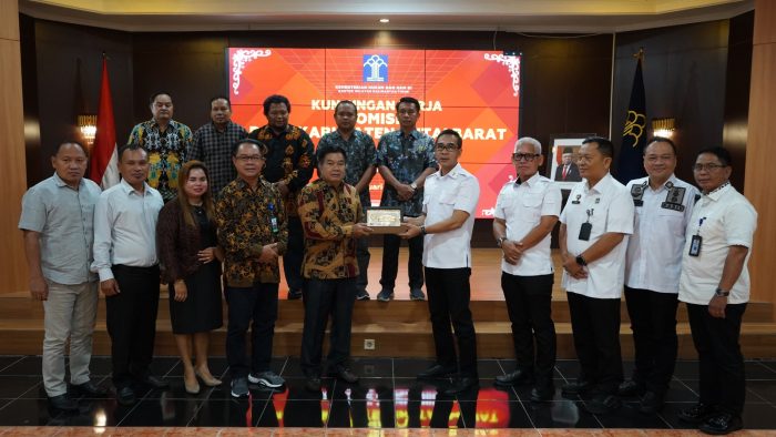 Kakanwil Kemenkumham Kaltim, Gun Gun Gunawan menerima langsung Kunjungan Kerja Komisi I DPRD Kabupaten Kutai Barat, di Aula Kanwil Kemenkumham Kaltim, pada hari Jumat (12/1/2024). Foto: BorneoFlash.com/Ist.