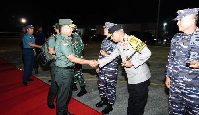 Kapolda Kaltim Irjen Pol Drs. Nanang Avianto juga menyambut kedatangan Panglima TNI H. Agus Subiyanto di Basse Ops Lanud Balikpapan. Foto: HO/Humas Polda Kaltim.