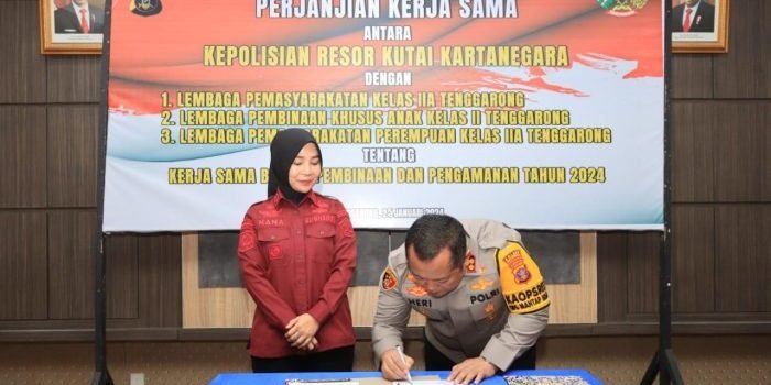 Kapolres Kukar AKBP Heri Rusyaman Saat Penandatanganan Kerja sama dengan Lapas khusus Anak dan Perempuan Kelas II A Tenggarong serta Lapas Kelas IIA Tenggarong, di Ruang Tribrata Polres Kutai Kartanegara, Kamis (25/1/2024). Foto: HO/Humas Polda Kaltim.