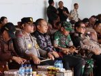 Kapolres Kutai Barat AKBP Kade Budiyarta menghadiri festival durian di Alun-alun ITHO Kabupaten Kutai Barat, Kamis (25/1/2024). Foto: HO/Humas Polres Kubar.