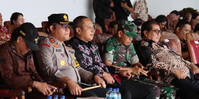 Kapolres Kutai Barat AKBP Kade Budiyarta menghadiri festival durian di Alun-alun ITHO Kabupaten Kutai Barat, Kamis (25/1/2024). Foto: HO/Humas Polres Kubar.