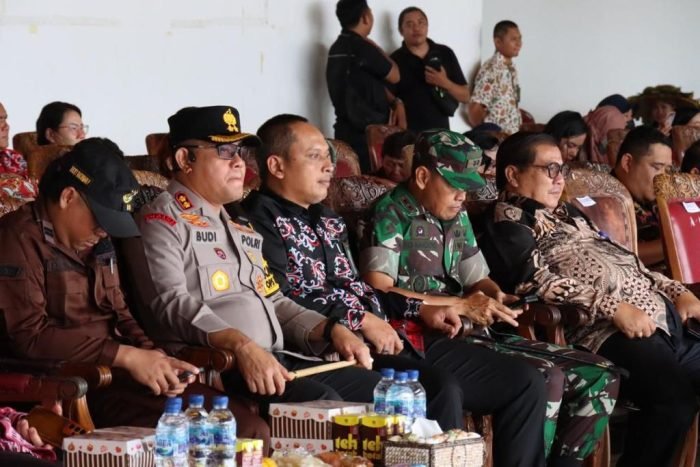 Kapolres Kutai Barat AKBP Kade Budiyarta menghadiri festival durian di Alun-alun ITHO Kabupaten Kutai Barat, Kamis (25/1/2024). Foto: HO/Humas Polres Kubar.